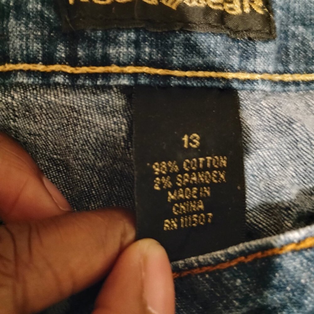 SOLD-Rocawear Capris💛 💚 - Picture 8 of 8